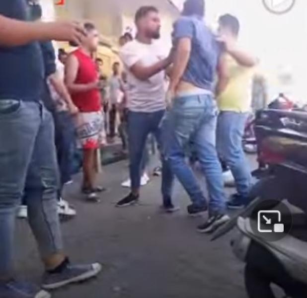 شاهد.. فيديو صادم يوثق إغماءات وتهديدات بالقتل من أجل رغيف الخبز