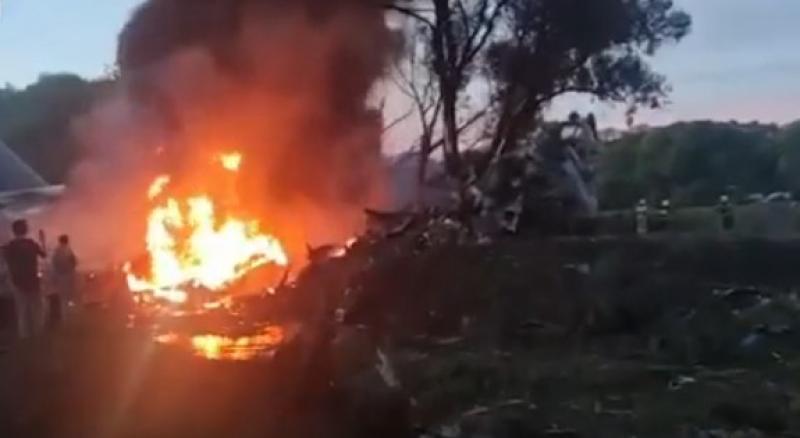 مقتل 4 وإصابة 5 آخرين في تحطم طائرة عسكرية بـ موسكو.. فيديو