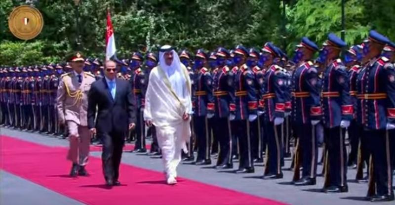 أمير قطر يشهد استعراض الحرس الوطني بقصر الاتحادية «فيديو»