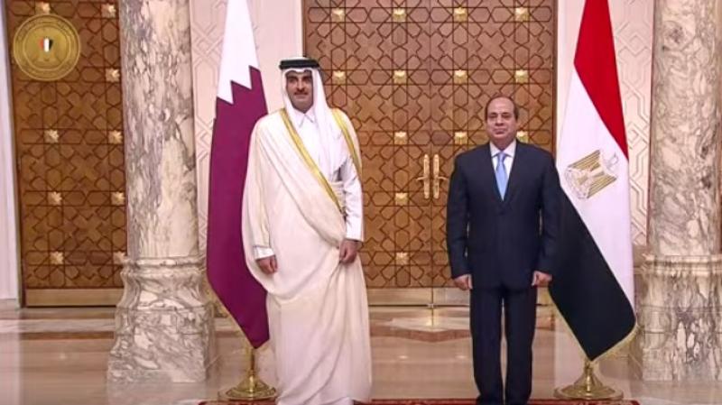 صور تذكارية تجمع بين الرئيس السيسي وأمير قطر بقصر الاتحادية.. فيديو