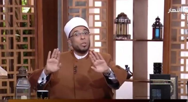 «أخويا توفي ومعرفناش نغسله وكفناه في بطانية».. شاهد| رد قاسي من أزهري