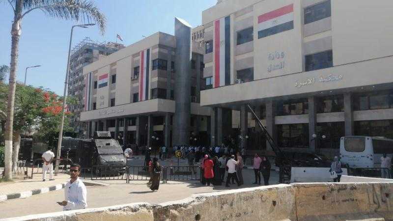 محاكمة قاتل نيرة أشرف .. كيف ظهر المتهم محمد عادل داخل قاعة المحكمة؟