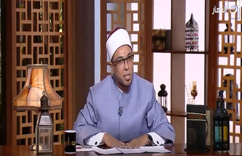 هل البكاء يبطل الصلاة؟.. داعية إسلامي يرد منفعلًا