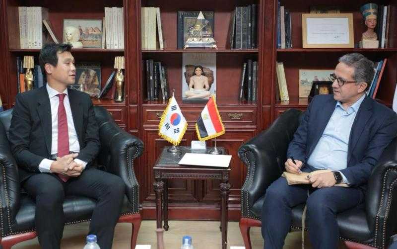 وزير السياحة والآثار يبحث مع سفير كوريا الجنوبية بالقاهرة سبل التعاون المشترك