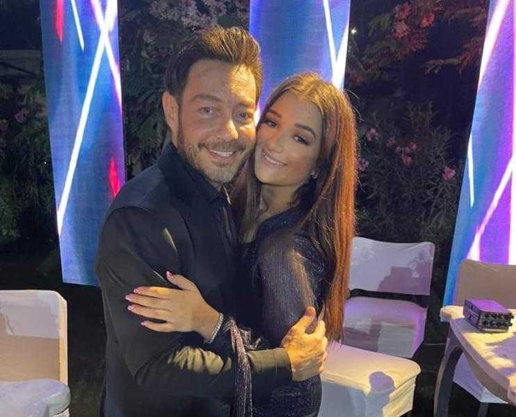 شاهد| أحمد زاهر يحتفل بعيد ميلاد ابنته ملك بصور من صندوق الذكريات
