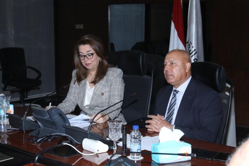 جانب من لقاء وزير النقل وغادة والي