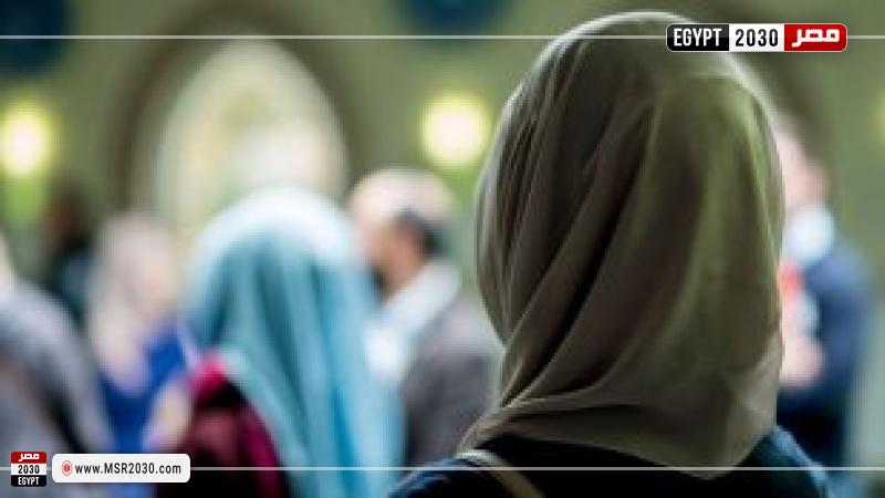 فتاة ترتدي حجاب