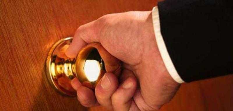 يتجنبك الشيطان.. فضل ترديد دعاء الخروج من المنزل