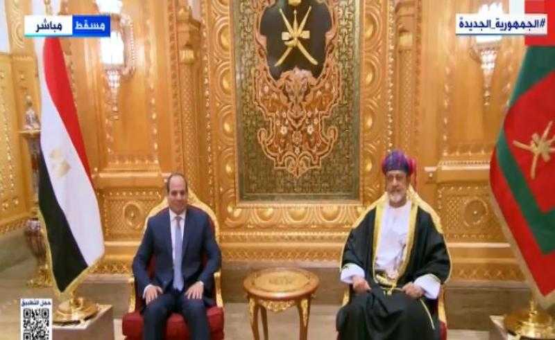 شاهد.. سلطان عمان يستقبل الرئيس السيسي لدى وصوله إلى مسقط