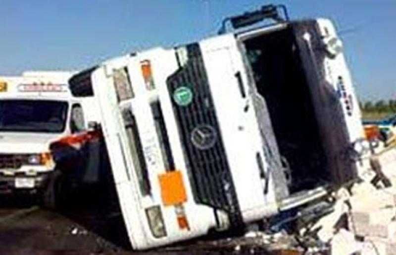 بالأسماء.. إصابة 7 أشخاص في حادث انقلاب سيارة لوري على طريق «قنا - سفاجا»