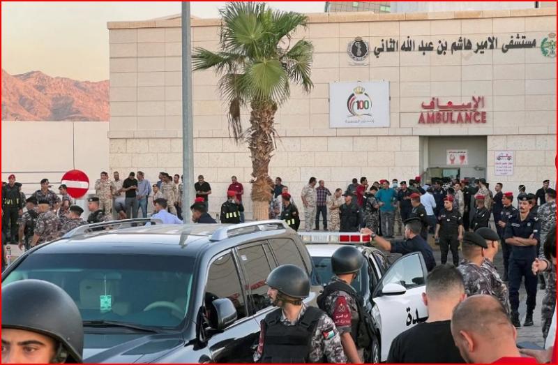 مواطنون ينتظرون علاج المصابين إثر حادث تسريب الغاز في ميناء العقبة الأردني