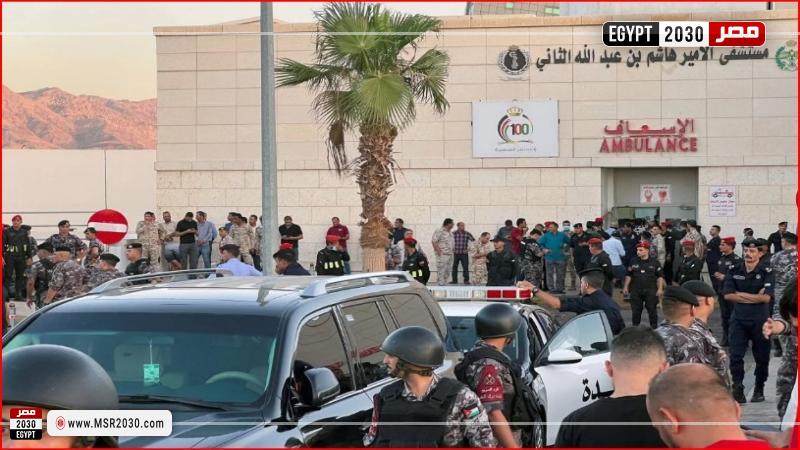 مواطنون ينتظرون علاج المصابين إثر حادث تسريب الغاز في ميناء العقبة الأردني