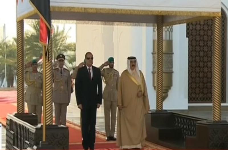 شاهد .. مراسم استقبال رسمية للسيسي فور وصوله إلى البحرين