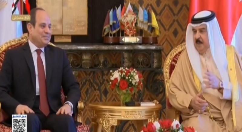 ملك البحرين يستقبل السيسي في قصر الصخير «فيديو»