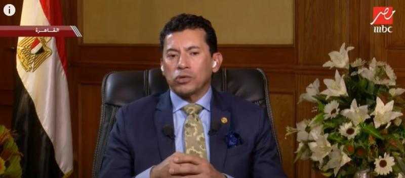 شاهد .. وزير الشباب والرياضة يبعث رسالة طمأنة للمصريين حول هذا الملف