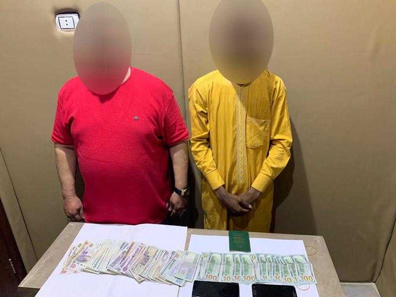 ضبط المتهمين بالاتجار بالنقد الأجنبي بالموسكي