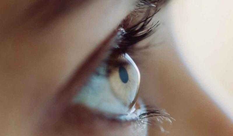 استشاري يحذر من عادة خطيرة تصيب الشخص بالقرنية المخروطية.. فيديو
