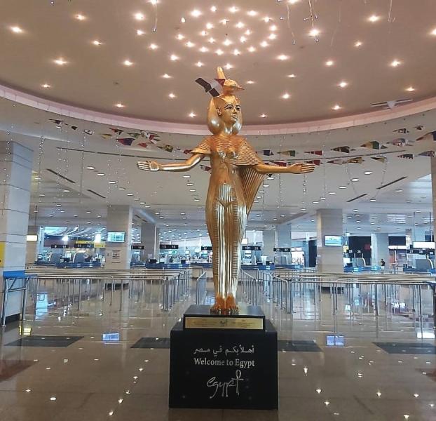 المعبودة سِرقِت (سلكِت) تفتح ذراعيها لاستقبال الزائرين بمطارات المدن السياحية المصرية