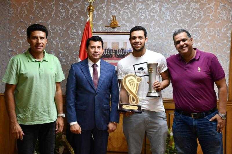 وزير الرياضة يستقبل مصطفى عسل بعد تتويجه ببطولة العظماء الثمانية