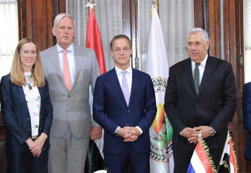 وزير الزراعة يبحث مع مبعوث مملكة هولندا للمناخ تاثير التغيرات المناخية على الزراعة