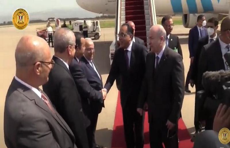 رئيس الوزراء يصل الجزائر للمشاركة في اجتماعات الدورة الثامنة للجنة العليا للبلدين.. «فيديو»