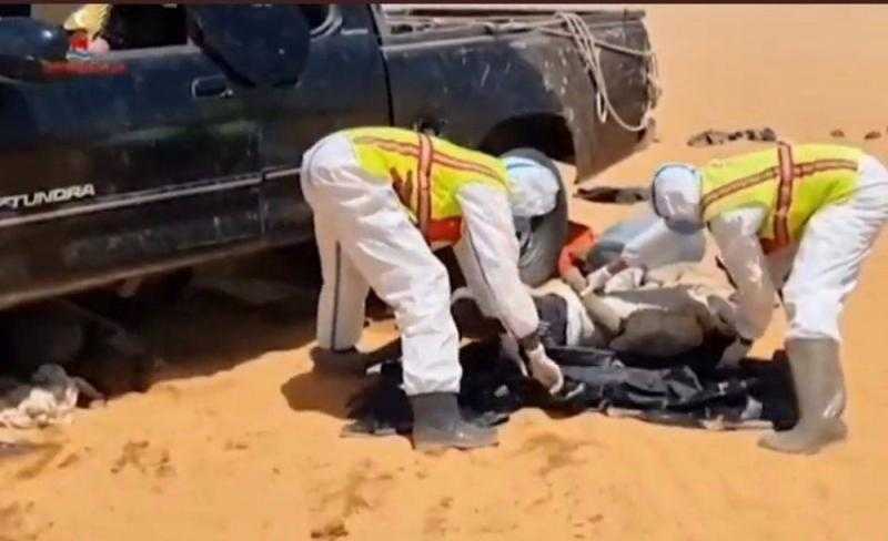 شاهد: العثور على 20 شخصًا بعد وفاتهم عطشًا في الصحراء