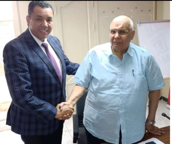 جانب من التوقيع