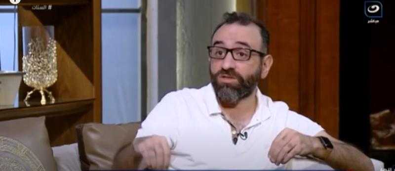المخرج عمرو سلامة: «فيه بنات عايشة في قهر وإرهاب بسبب الحجاب» - فيديو