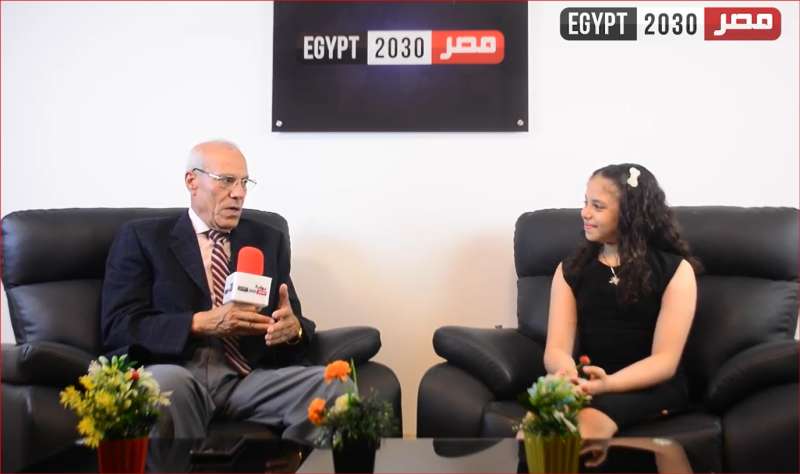 الشاعر أحمد مرسي والطفلة ملك هاني