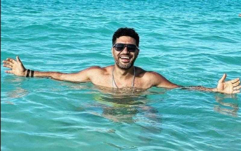 محمد عز يستمتع بعطلته الصيفية على البحر «صور»