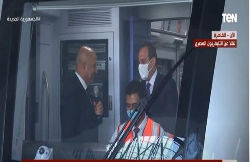 بسبب  الحديث عن كاميرات المراقبة.. السيسي يمازح أحد قائدي القطارات - «فيديو»