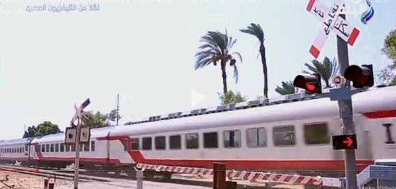 السيسي يشاهد فيلمًا تسجيليًا عن القطار الكهربائي الخفيف | شاهد