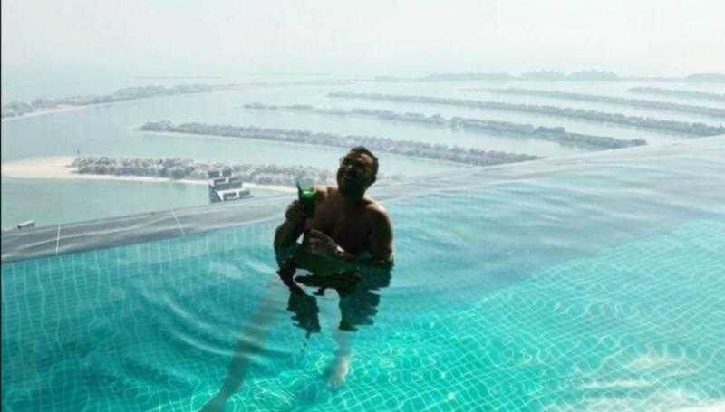 رامي صبري يشارك جمهوره بصور من عطلته الصيفية في دبي