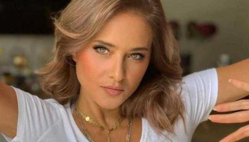 «الدكتور شال جزء من ودني».. نيللي كريم تكشف تفاصيل إصابتها بورم في الوجه