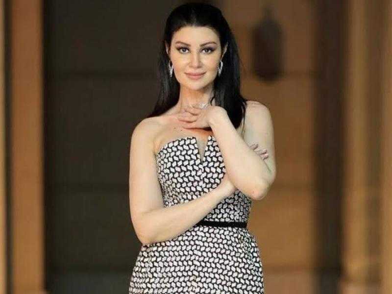 «ملاية لف».. أروى جودة تظهر بإطلالة غريبة في مهرجان القاهرة السينمائي