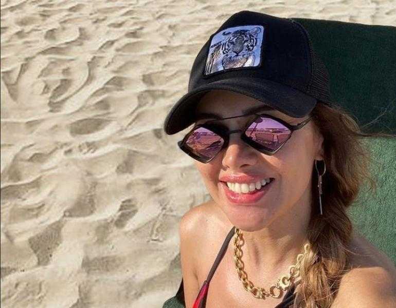 ياسمين رئيس تستمتع بعطلتها الصيفية على شاطئ البحر| «صور»