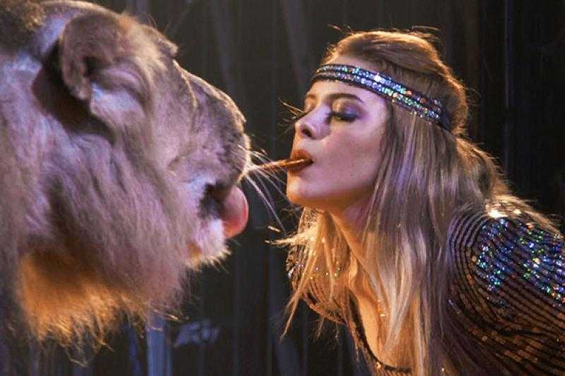 مدربة الأسود تنهار على الهواء والسبب غريب - فيديو