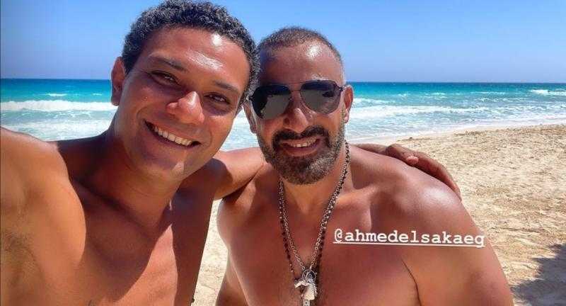 آسر ياسين وأحمد السقا يستمتعان بعطلاتهما الصيفية على البحر «صور»