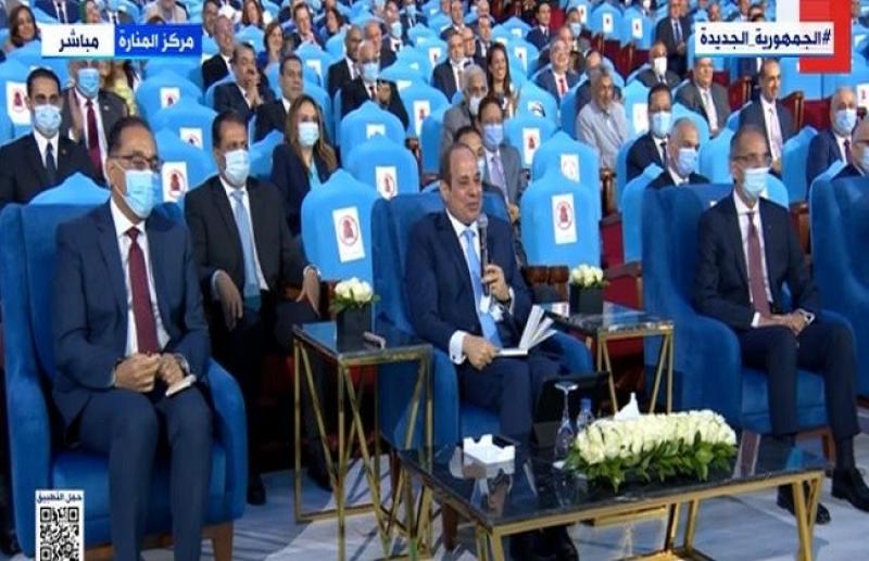 السيسي للمصريين: «بتعملوا جمعيات عشان الدورس الخصوصية».. فيديو