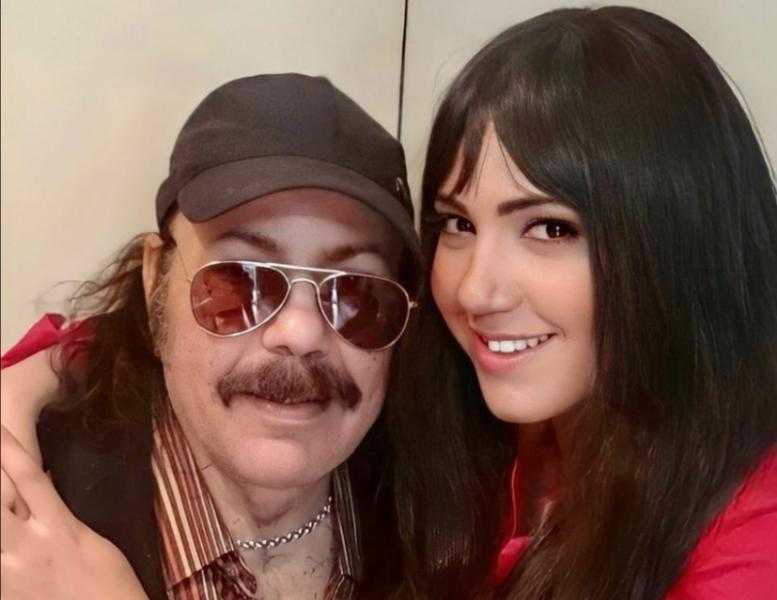 «صندوق الذكريات».. ظهور نادر لإيمي طلعت زكريا برفقة والدها