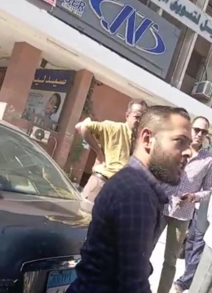 اثناء منع أحد العمال من الدخول مقر عمله