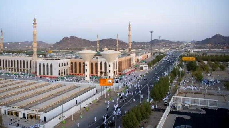 شاهد.. حُجاج بيت الله يتوافدون إلى مشعر عرفات