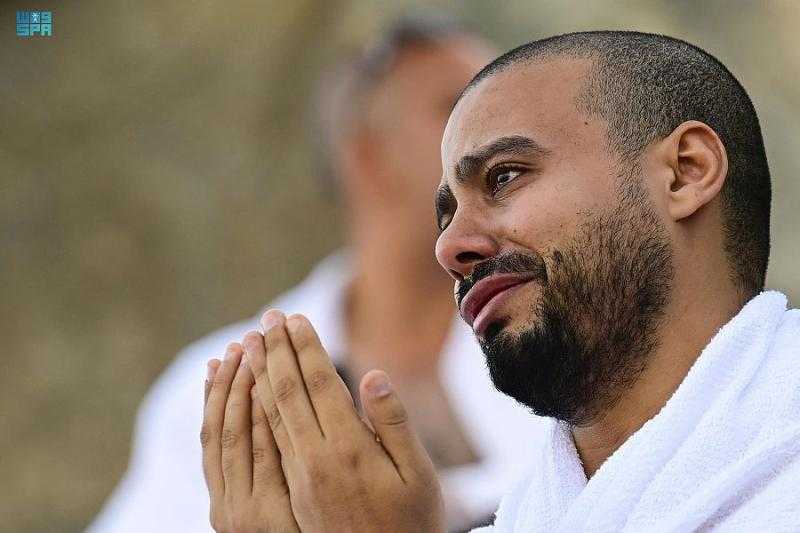 «مشهد مُهيب».. شاهد .. أفضل 10 صور مؤثرة لحجاج بيت الله على عرفات