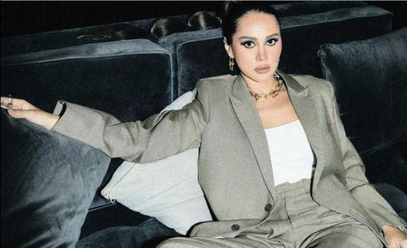 ياسمين رئيس تتألق في أحدث جلسة تصوير بإطلالة كلاسيكية «صور»