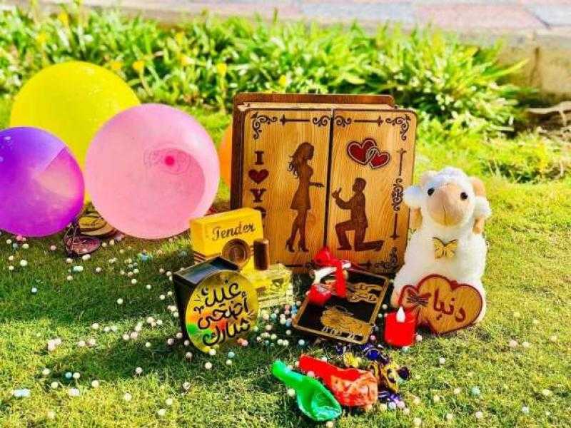 «بوكس العيد».. خروف وميدالية ورسائل ملفوفة بفيونكة