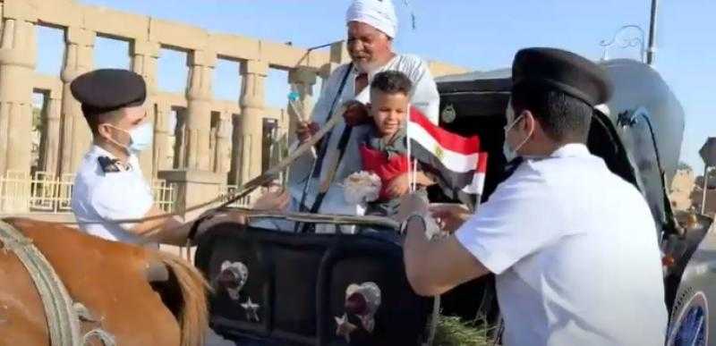 بالورود والهدايا.. وزارة الداخلية تُشارك المواطنين فرحة العيد «فيديو»