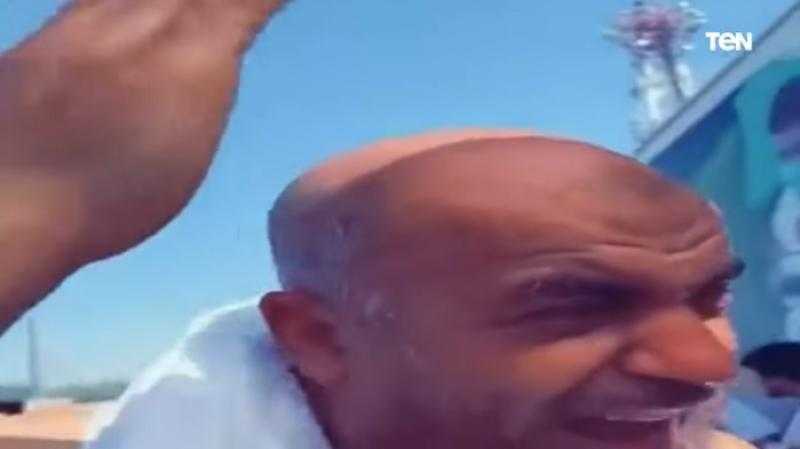 بخفة دم.. حاج مصري يضع يده على صلعته: «القرعة دي عايزه شاي» - فيديو