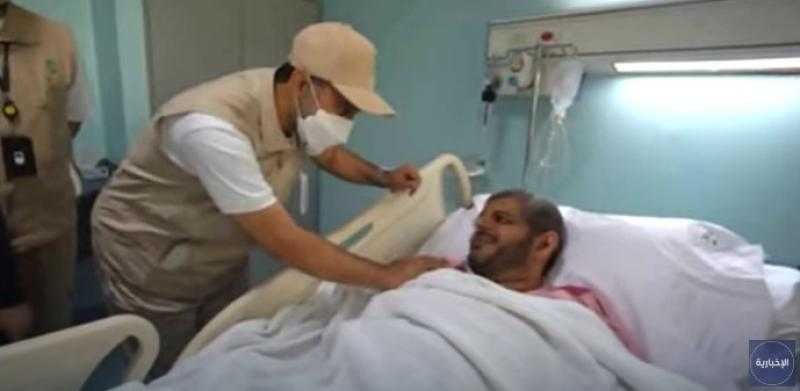 بتوصيات ملكية.. شاهد| رسائل مؤثرة من وزير الصحة السعودي للحجاج داخل المستشفيات