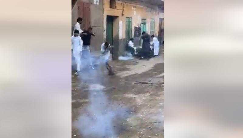 «احتفالًا بالعيد».. شباب يطلقون على أنفسهم الصواريخ والخرطوش في الصعيد  «فيديو»