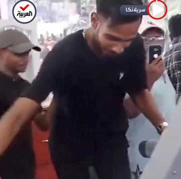 شاهد.. متظاهرون سيريلانكا يمارسون الرياضة في قصر الرئيس الهارب